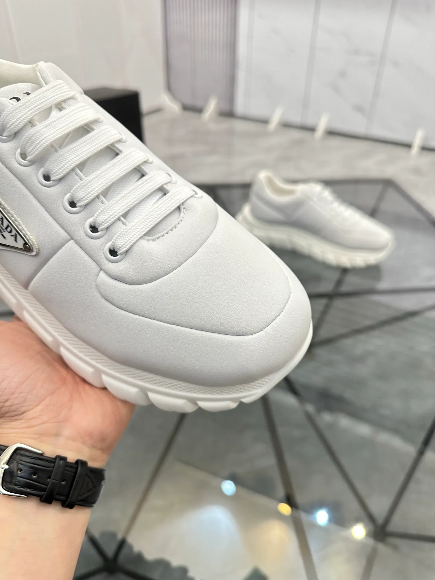Men's shoes: 💰P460¥ Product trademark: Prada *"Prada*" low-top casual shoes Regular size: 38-44 (can be customized to 45.46) Product materials: imported cowhide upper, sheepskin lining, original outsole. Number: 835